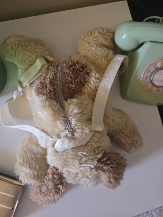 Mochila peluche perro beige y marrón