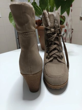 Botines beige con cordones y cuña