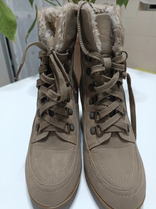 Botines beige con cordones y cuña