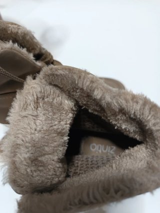 Botines beige con cordones y cuña
