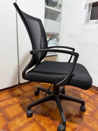 Silla de oficina ergonómica negra