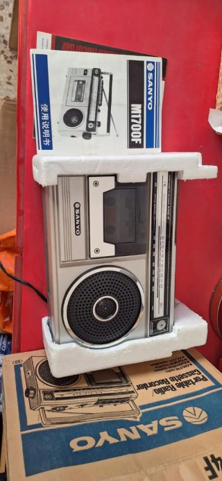 Radiocasete Sanyo M2402-4F AM/FM  y Radio portátil
