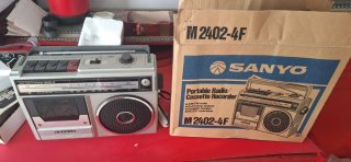 Radiocasete Sanyo M2402-4F AM/FM  y Radio portátil