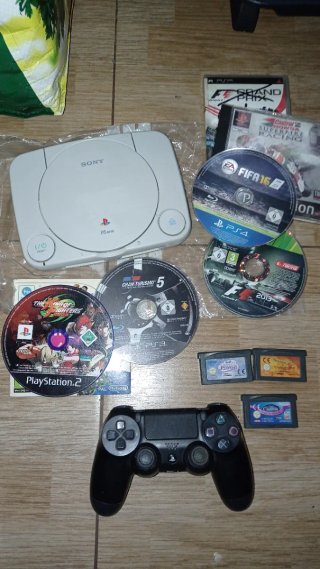 Consola PlayStation 1 con juegos y mandos