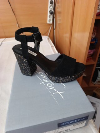 Sandalias de fiesta negras y plateadas