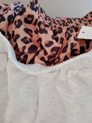 Pantalón de chándal gris con estampado.