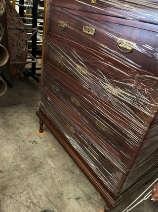 Mueble de madera con detalles dorados