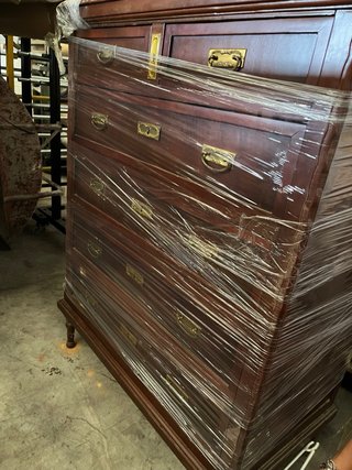 Mueble de madera con detalles dorados