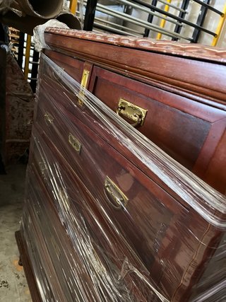 Mueble de madera con detalles dorados