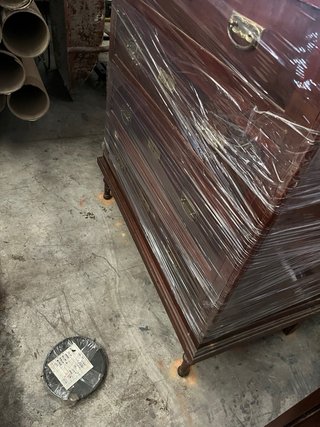 Mueble de madera con detalles dorados