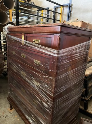 Mueble de madera con detalles dorados