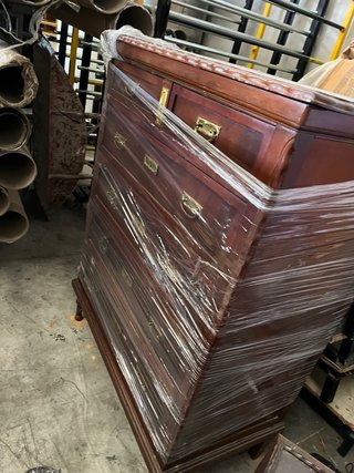 Mueble de madera con detalles dorados