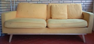 Sofá amarillo 2-3 plazas