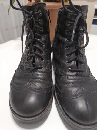 Botines negros con cordones