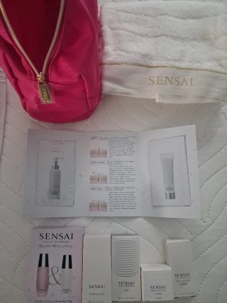 Neceser Sensai rosa + muestras + toalla