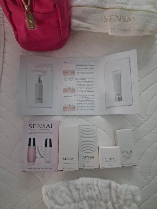 Neceser Sensai rosa + muestras + toalla