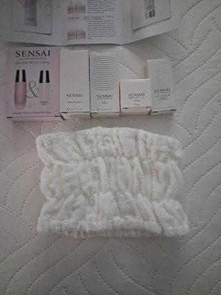 Neceser Sensai rosa + muestras + toalla