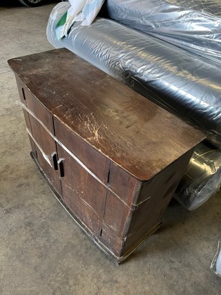 Mueble de madera marrón