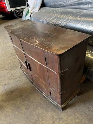 Mueble de madera marrón