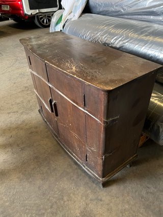 Mueble de madera marrón