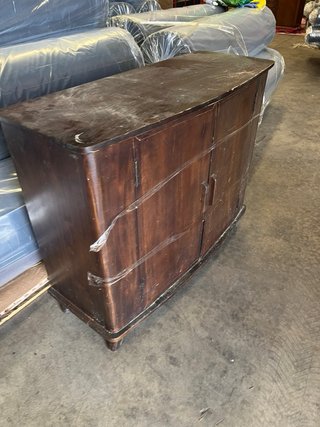 Mueble de madera marrón