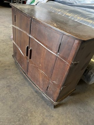 Mueble de madera marrón