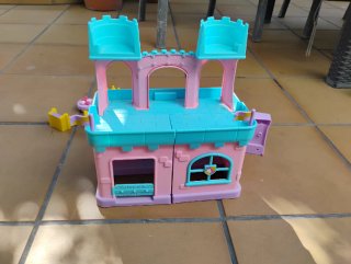 Castillo de juguete con figuras