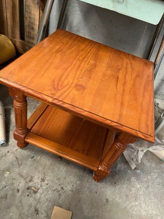Mesa auxiliar de madera