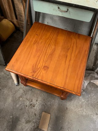 Mesa auxiliar de madera