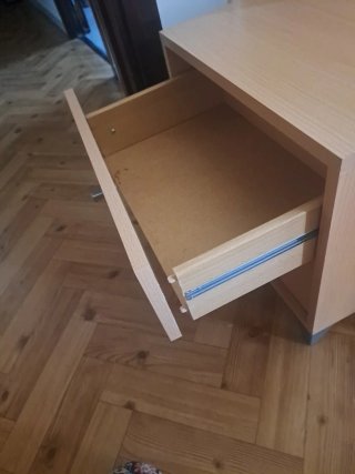 Mesita de noche de madera clara