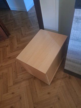 Mesita de noche de madera clara
