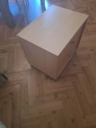 Mesita de noche de madera clara