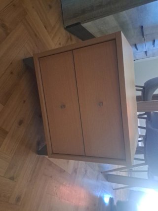 Mesita de noche de madera clara