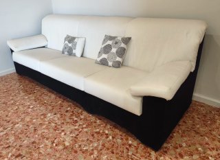 Sofá de tela blanco y negro