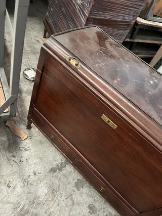 Mueble de madera marrón