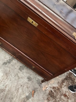 Mueble de madera marrón