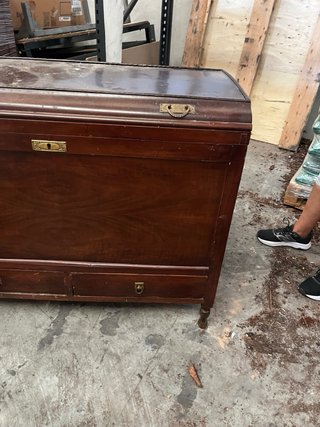 Mueble de madera marrón