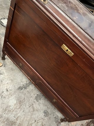 Mueble de madera marrón