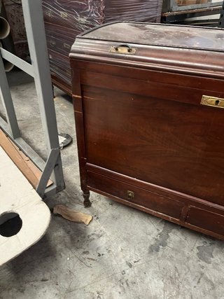 Mueble de madera marrón