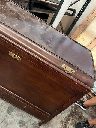 Mueble de madera marrón
