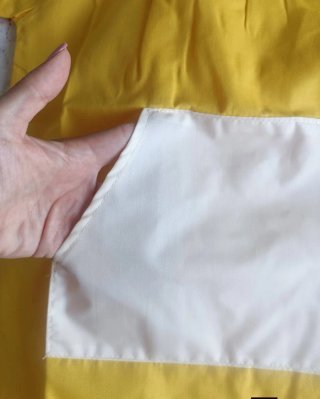 Bata escolar amarilla talla 4
