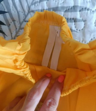 Bata escolar amarilla talla 4