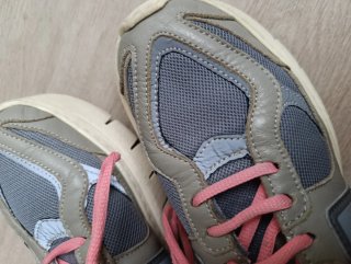 Zapatillas Art grises con cordones rosas