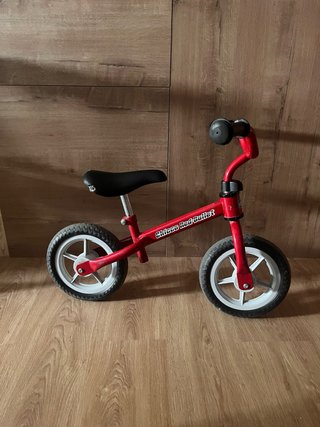Bicicleta de equilibrio roja