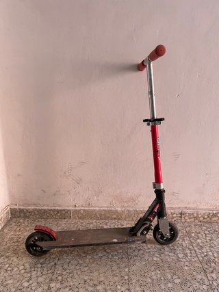Patinete infantil rojo y negro