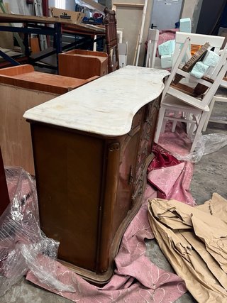 Mueble de madera con tapa de mármol