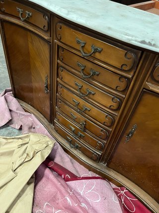 Mueble de madera con tapa de mármol