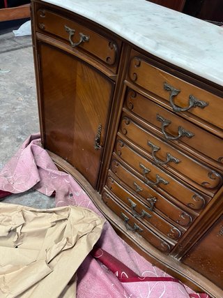 Mueble de madera con tapa de mármol