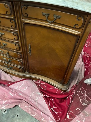 Mueble de madera con tapa de mármol