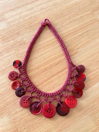 Collar artesanal de ganchillo con botones